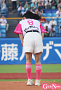ファーストピッチ後、満員の観衆におじぎ　背番号は「8」