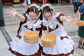 スーパープレミアムメイドれなち(左)とプレミアムメイドちあきゃん(右)