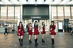 「AKB48 ⼤⾐装展 -時代を彩った装跡-」キービジュアル