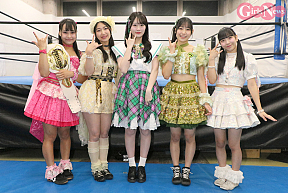 山根涼羽（中央）とアップアップガールズ（プロレス）