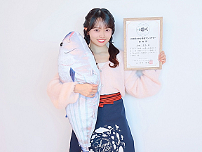 AKB48 花田藍衣　「小田原さかな特別アンバサダー」認定書を持って
