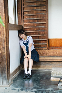 坂倉花1st写真集『Blooming』より