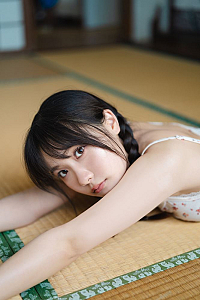 坂倉花1st写真集『Blooming』より