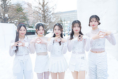 2FACE（左からMARIA、NIKO、RINA、KUREA、NIRAI）