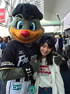 球場内でB・B （ファイターズ マスコット）と記念撮影する11歳の時の川村。