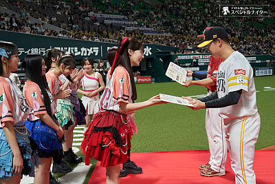 福岡県出身の立花琴未、村川緋杏の2名から両チームの選手へクレイツ商品を贈呈