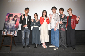 （左から）、宮岡太郎監督、葉⽉くれあ、林芽亜里、望月歩、高尾颯斗、藤原樹
