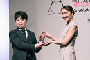 矢田亜希子（右）