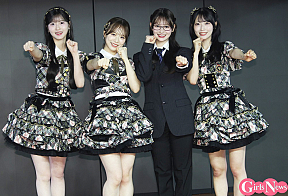 （左から）八木愛月、倉野尾成美、伊藤百花、佐藤綺星