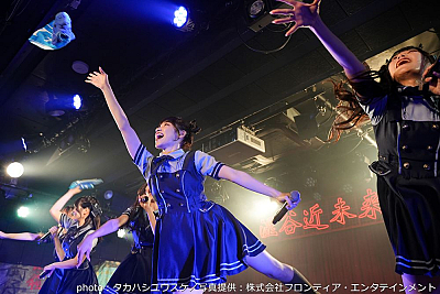 新曲「泡沫サマー」を披露するラフティア