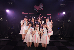 (1 列目左から)中坂美祐、倉島杏実、大村杏 (2 列目左から)杉本りいな、森本くるみ、篠原京香、山村さくら