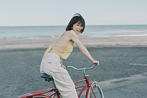 自転車に乗って満開の 笑顔を見せる長濱ねる。 (写真は本編には掲載していないオリジナルカット