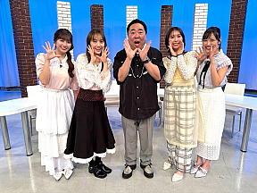 ももいろクローバーZ(百田夏菜子、佐々木彩夏、玉井詩織、高城れに)と塚地武雅(ドランクドラゴン・中央)